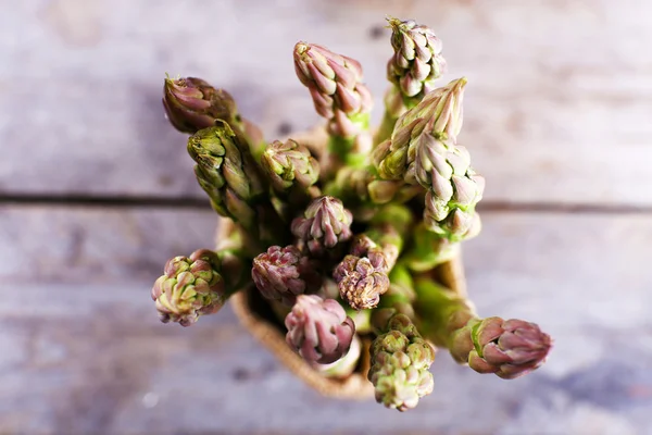 Verse asperges op houten tafel, bovenaanzicht — Stockfoto