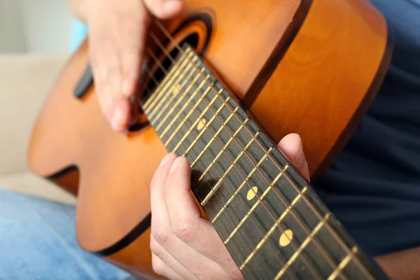 Man playing on acoustic guitar — Stock Photo, Image