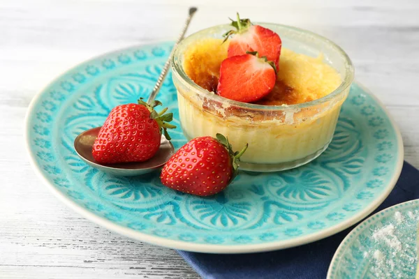 Crema brulee dessert con fragola fresca — Foto Stock
