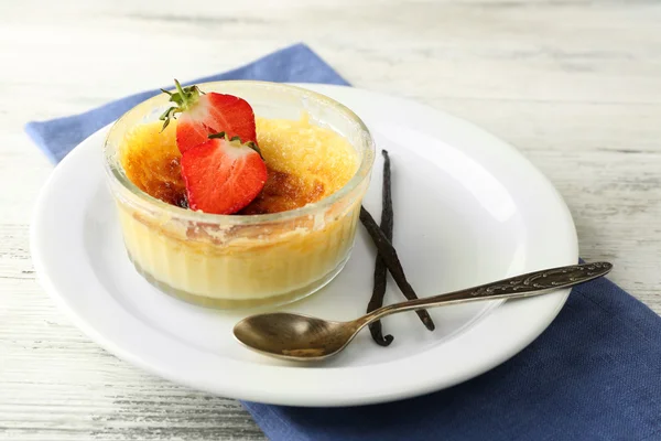 Creme brulee dessert with fresh strawberry — Stock Photo, Image