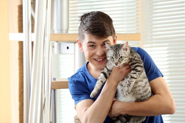 Man with cute cat — Stock Photo, Image