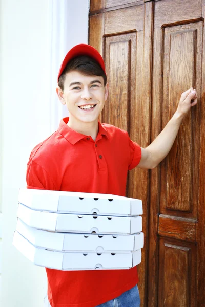 Mannen som levererar pizza — Stockfoto