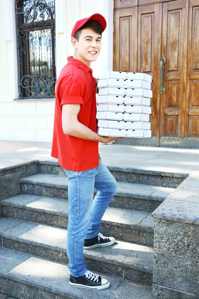 Uomo che consegna pizza — Foto Stock