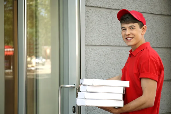 Mann liefert Pizza aus — Stockfoto