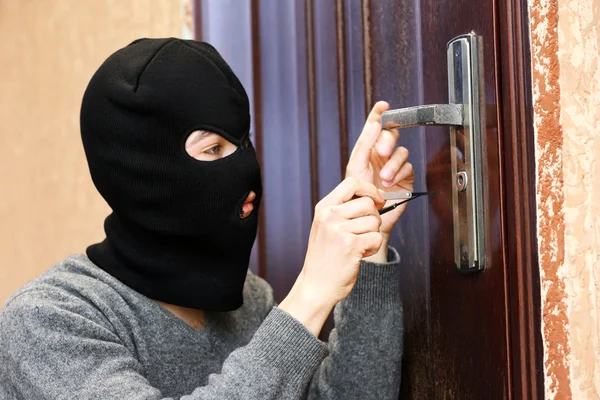 Inbreker breken in huis — Stockfoto