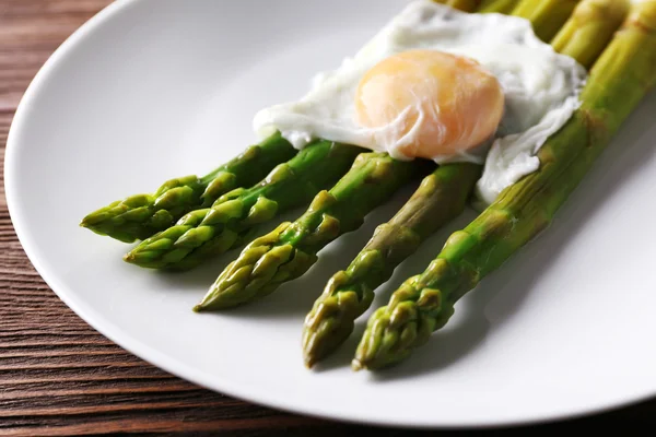 Gebratener Spargel mit pochiertem Ei — Stockfoto