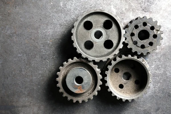 Groep van roestig transmission gears op tafel close-up — Stockfoto