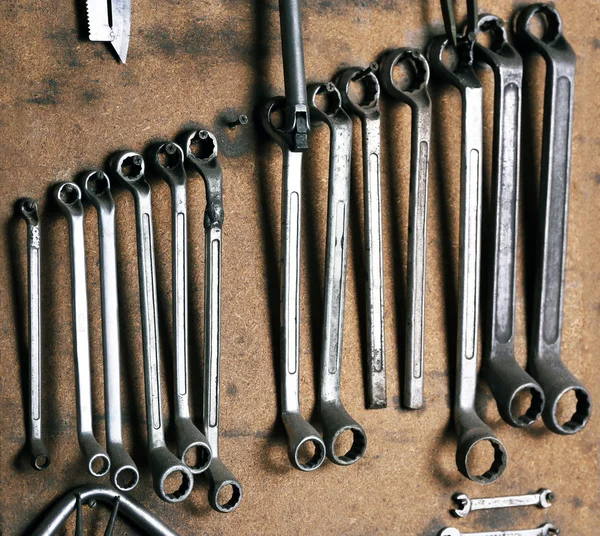 Різні інструменти на робочому місці в гаражі — стокове фото