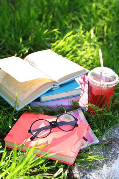 Livros, copos e bebidas — Fotografia de Stock