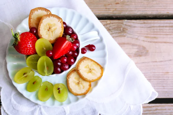 Copa de postre con frutas frescas en la mesa de madera, primer plano — Foto de Stock