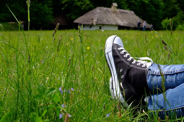 Pies femeninos en zapatos de goma — Foto de Stock