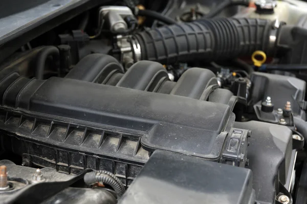 Motor debajo del capó del coche — Foto de Stock