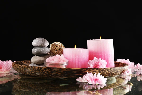 Lázně Zátiší s květinami a svíčkami na černém pozadí — Stock fotografie