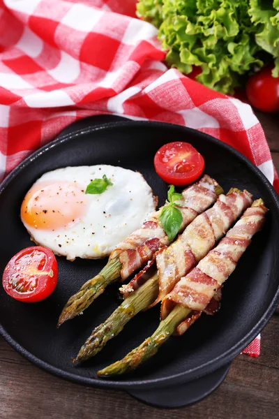 Fat med sparris med bacon — Stockfoto