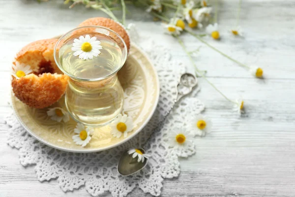 Chá de camomila com flores de camomila — Fotografia de Stock