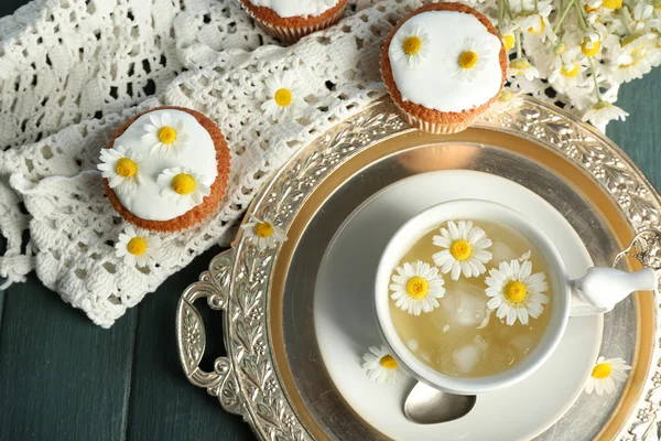 Thé à la camomille aux fleurs de camomille — Photo