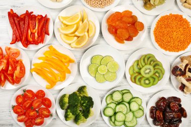 farklı ürünler üzerinde daireler ahşap tablo, üstten görünüm