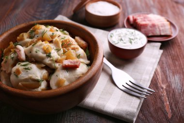 soğan ve pastırma ahşap masa arka plan üzerinde tavada kızarmış köfte