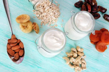 kurutulmuş meyve ve fındık rengi ahşap arka plan üzerinde ile sağlıklı kahvaltı