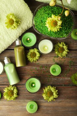 güzel spa kompozisyon masada mumlarla yakın çekim