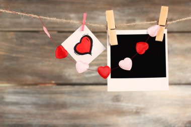 İp üzerinde ahşap arka plan asılı parlak kupa ve fotoğraf kağıt