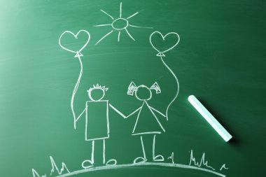 okul yazı tahtası arka plan üzerinde çocuk çizimleri