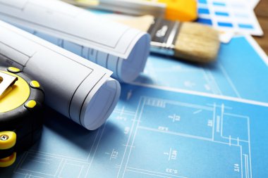 İnşaat aletleri, planı ve fırçalar ahşap masa arka plan üzerinde