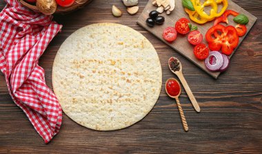 ahşap masa, üstten görünüm üzerinde pizza yemek pişirmek için malzemeler