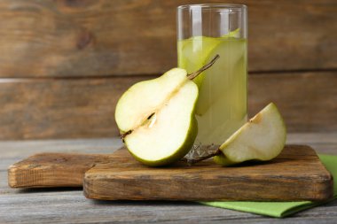 ahşap zemin üzerine taze meyve ile armut suyu
