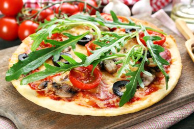 sebze ve roka masada kesme tahtası üzerinde lezzetli pizza yakın çekim