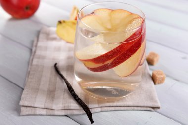 bardak elma meyveleri ve vanilya sopa tablo üzerinde kapat