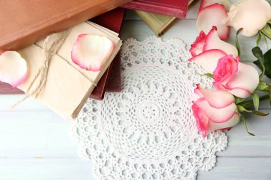 eski kitap ve renk ahşap masa arka plan üzerindeki harfler ile taze gül. Vintage kavramı