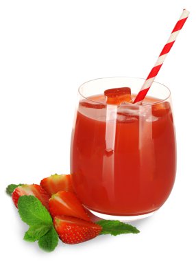 Beyaz üzerine izole edilmiş taze çilek suyu.