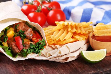 sebze ve patates cipsi ahşap arka plan üzerinde kesme tahtası üzerinde ev yapımı lezzetli börek