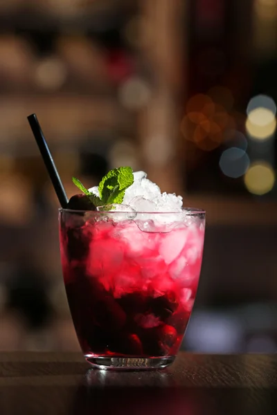 Glass of cocktail on bar background — Stock Photo, Image