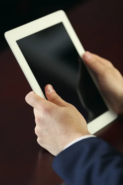 Zakenman werken met Tablet PC aan houten tafel, close-up — Stockfoto