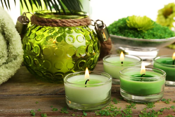 Prachtige spa samenstelling met kaarsen op tafel close-up — Stockfoto
