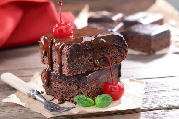 Lahodné čokoládové dorty na stole zblízka — Stock fotografie