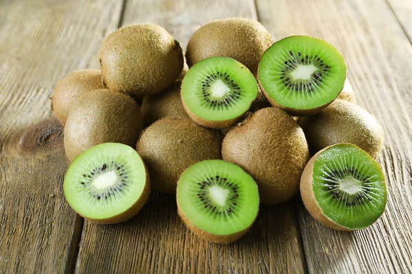 Fruta kiwi jugosa sobre fondo de madera —  Fotos de Stock