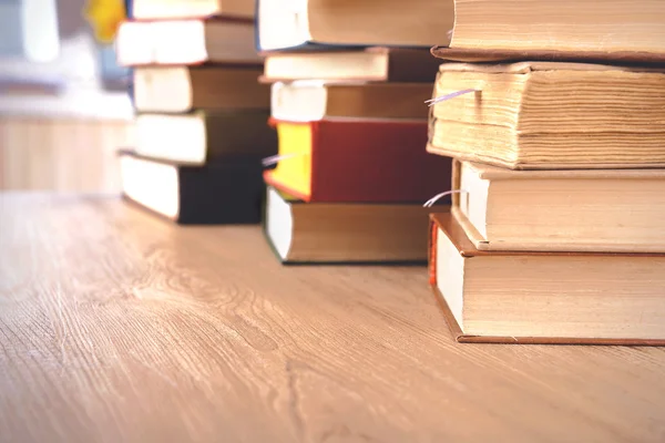 Стопки книг на столе крупным планом — стоковое фото