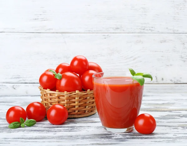 杯番茄汁与蔬菜上木制背景 — 图库照片