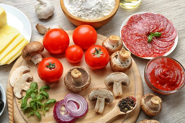 Ingredienti per cucinare la pizza sul tavolo di legno, primo piano — Foto Stock