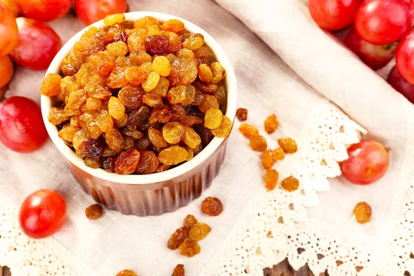 Raisins dans un bol avec des raisins sur la table fermer — Photo