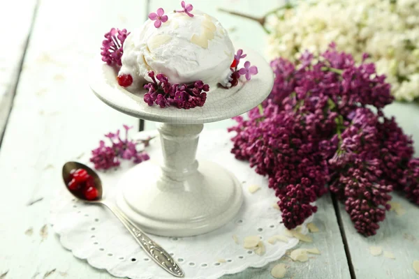 Schöne Komposition mit leckerem Eis und Fliederblüten — Stockfoto