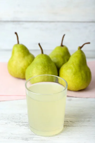 テーブルに新鮮なフルーツと梨ジュースをクローズ アップ — ストック写真