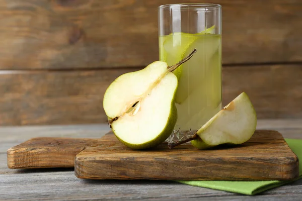 Birnensaft mit frischen Früchten auf Holzgrund — Stockfoto