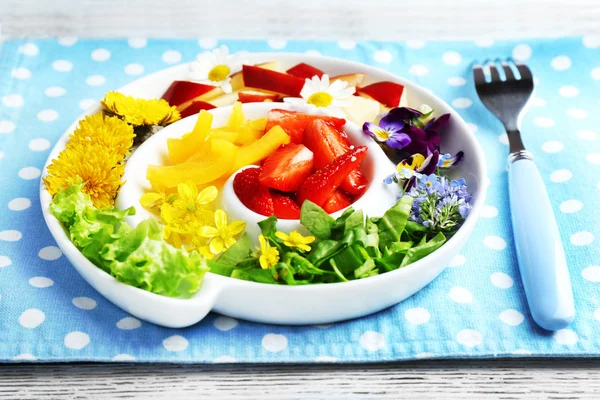 Salade bio légère aux fleurs, gros plan — Photo