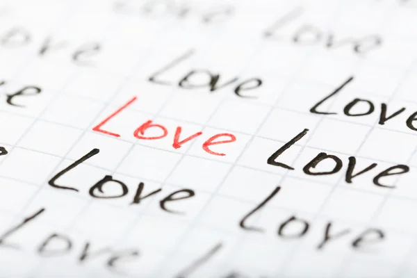 Liefde van de woorden geschreven op vel papier achtergrond — Stockfoto
