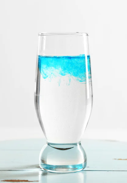 Vaso de agua sobre la mesa sobre fondo claro —  Fotos de Stock
