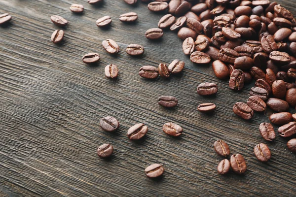 Chicchi di caffè su sfondo di legno — Foto Stock